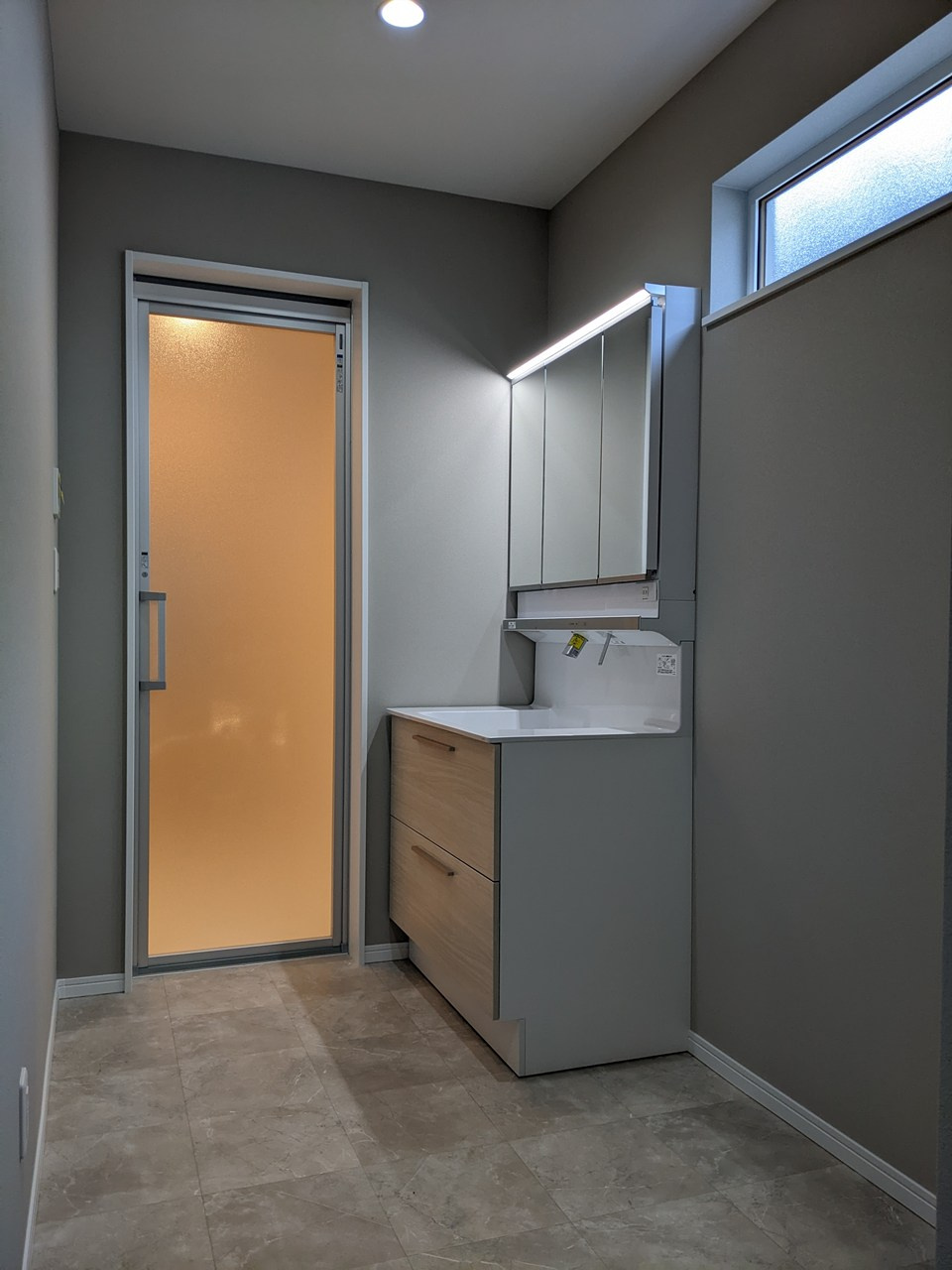 八戸市長苗代内舟渡　C棟のランドリースペース|窓から光が入る明るい洗面室