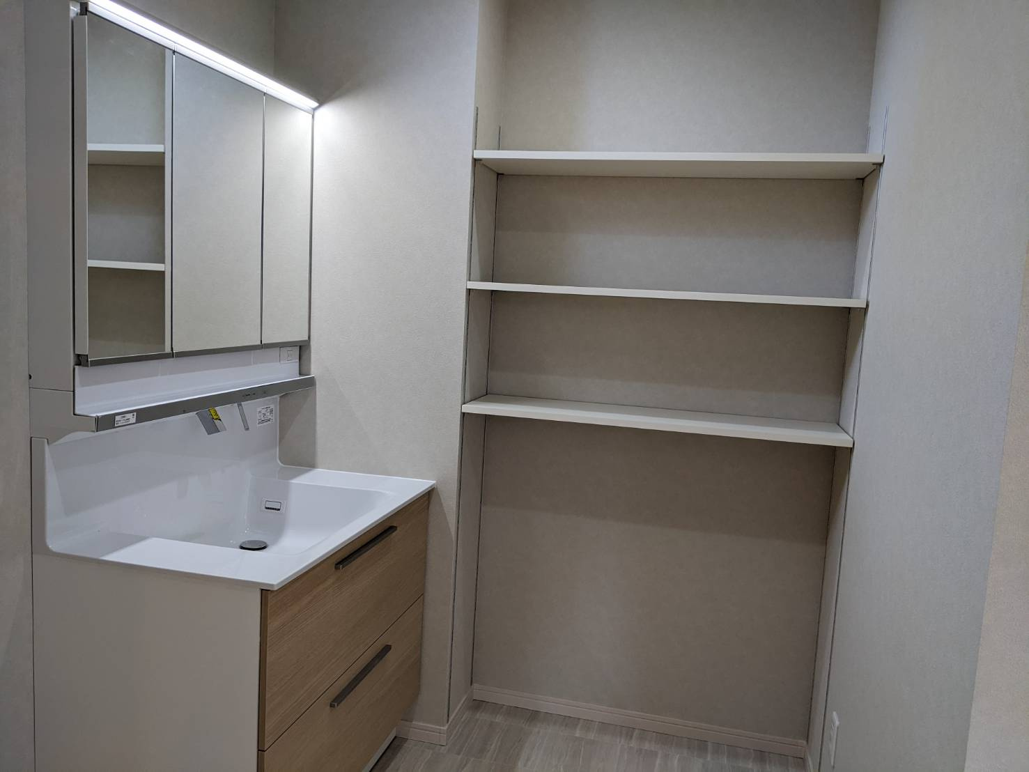 八戸市長苗代内舟渡　D棟の洗面所