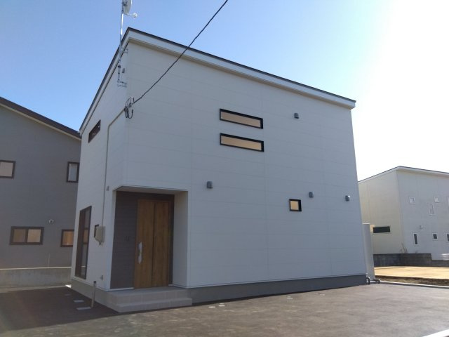 ※商談中※八戸市長苗代内舟渡の外観|白を基調とした清潔感あふれる外観に、マキアートバインのアクセントが映える洗練されたデザイン。シンプルながらも個性を感じられる2階建て住宅です。