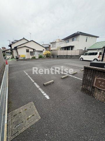 ファーニバルOGIHARAの駐車場