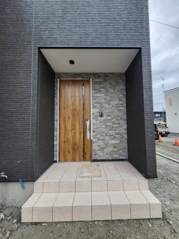 ※商談中※八戸市長苗代内舟渡　E棟の玄関