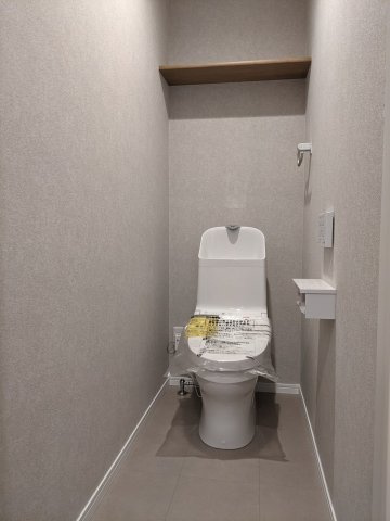 八戸市長苗代内舟渡のトイレ|１F：飽きのこないシンプルモダンな空間を演出したトイレ。みんなが手洗いしやすい高さに設定。少ない水で効率よく洗浄、ママの家事を軽減します。