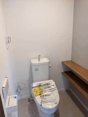 八戸市長苗代内舟渡のトイレ|温水洗浄便座付きのトイレ。
手元には棚を設けており、小物類もすっきり収納できます。