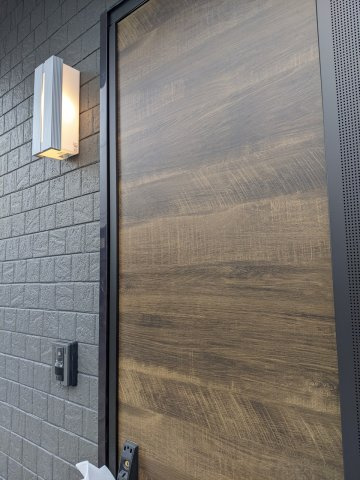 八戸市長苗代内舟渡　F棟の玄関