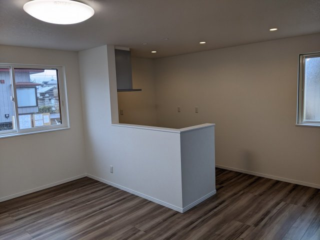 八戸市長苗代内舟渡の居間・リビング|約15帖のLDKは、対面キッチンを採用した開放的な空間。
リビング全体を見渡せる設計で、ご家族との会話を楽しみながらお料理ができます。