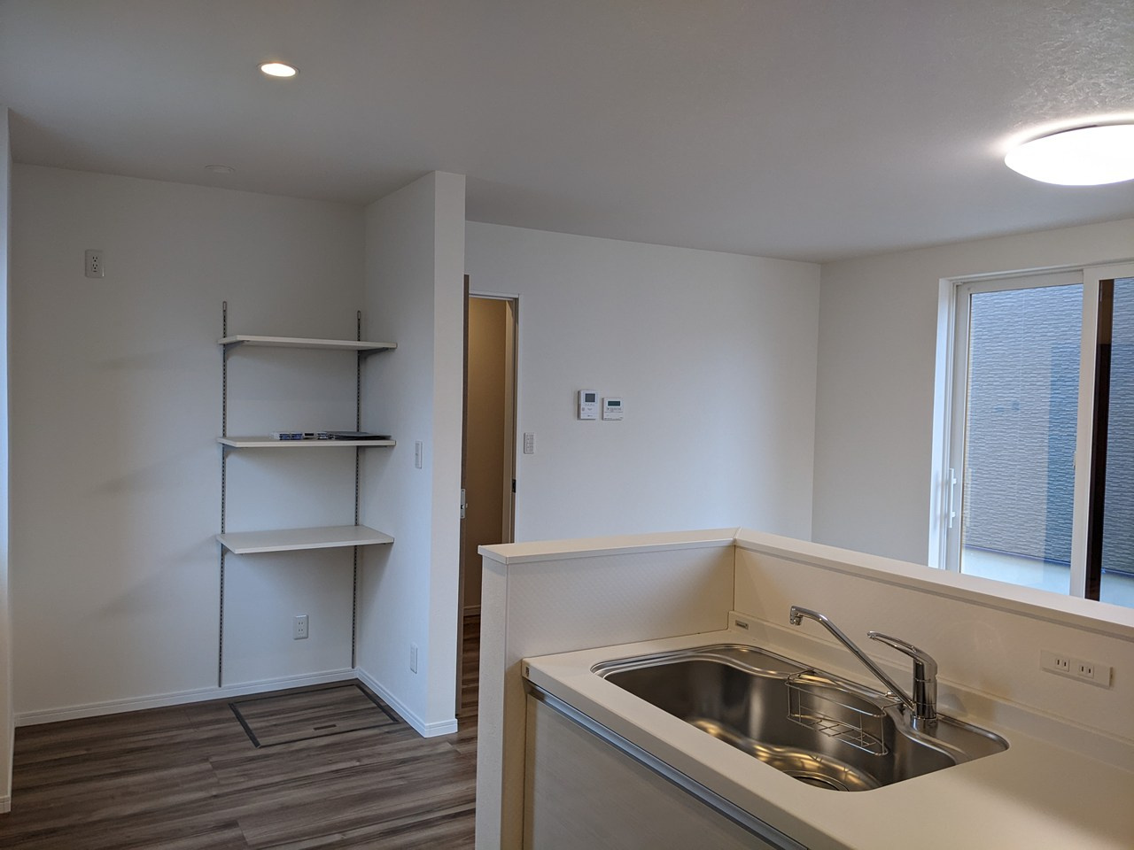 八戸市長苗代内舟渡　F棟のキッチン