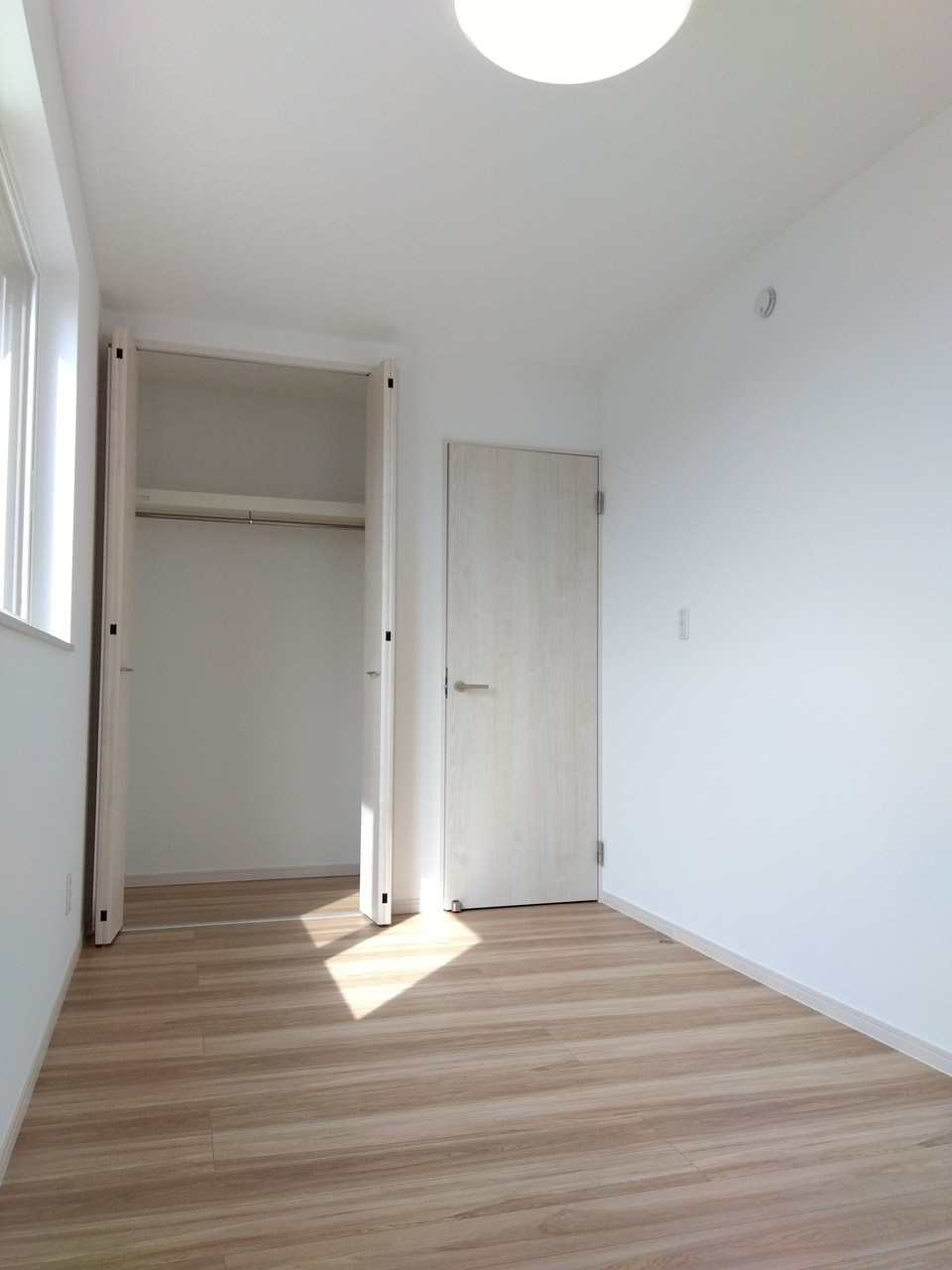 八戸市沼館　の洋室|各洋室には収納スペース完備。照明付きです！