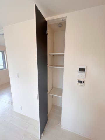 ドルフ朝志ヶ丘Ⅰの設備|★リビングの収納です★