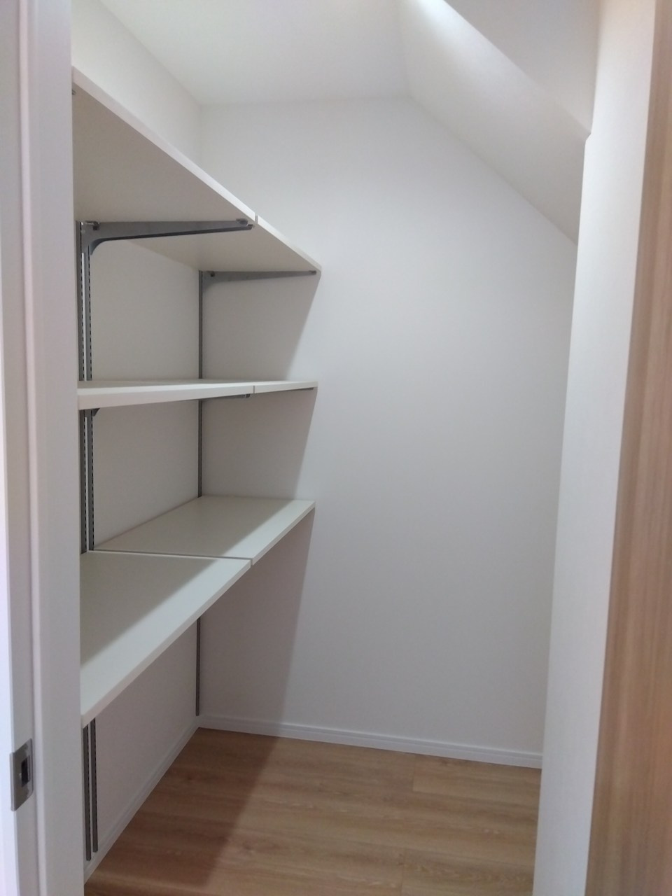 三沢市緑町　A棟の収納|階段下収納