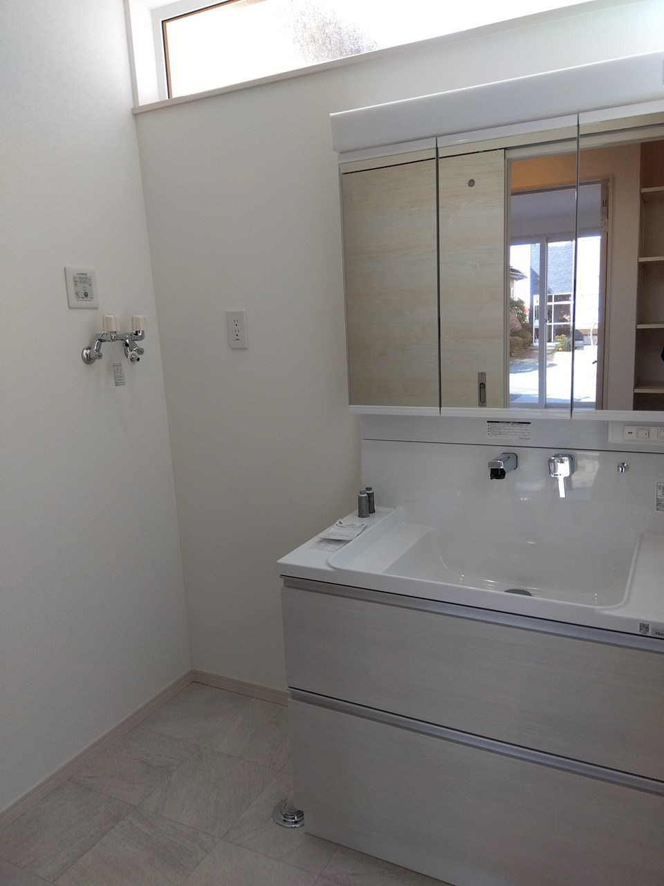 ※商談中※三沢市緑町　Ｂ棟の独立洗面台|ご家族で使いやすい洗面スペース。
朝の準備や帰宅後の手洗いもスムーズに行えます。