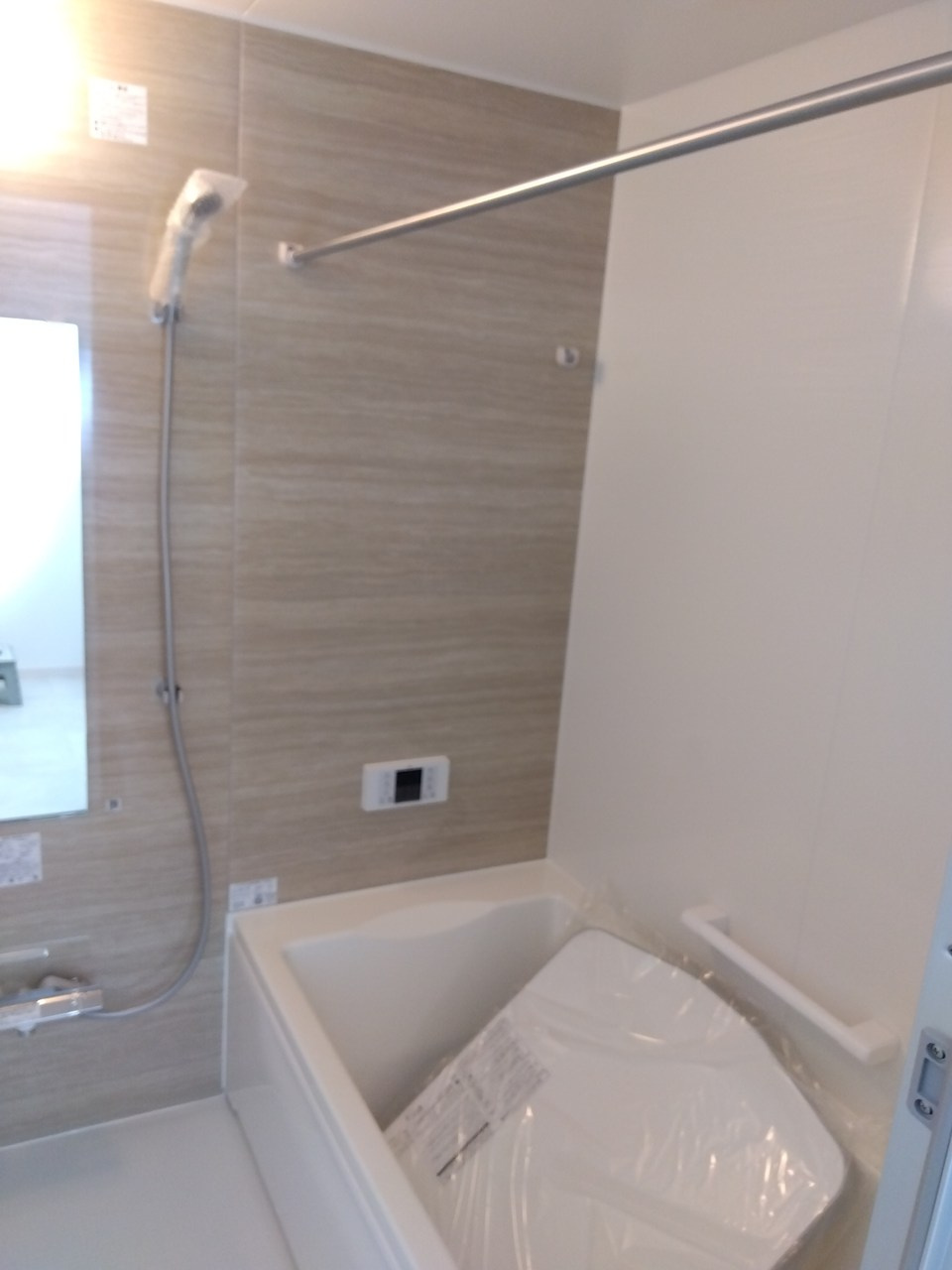 ※商談中※三沢市緑町　Ｂ棟の浴室|ご家族でゆったり使える1坪サイズの浴室。
浴室暖房乾燥機や追い焚き機能付きで、忙しい毎日を快適にサポートします。