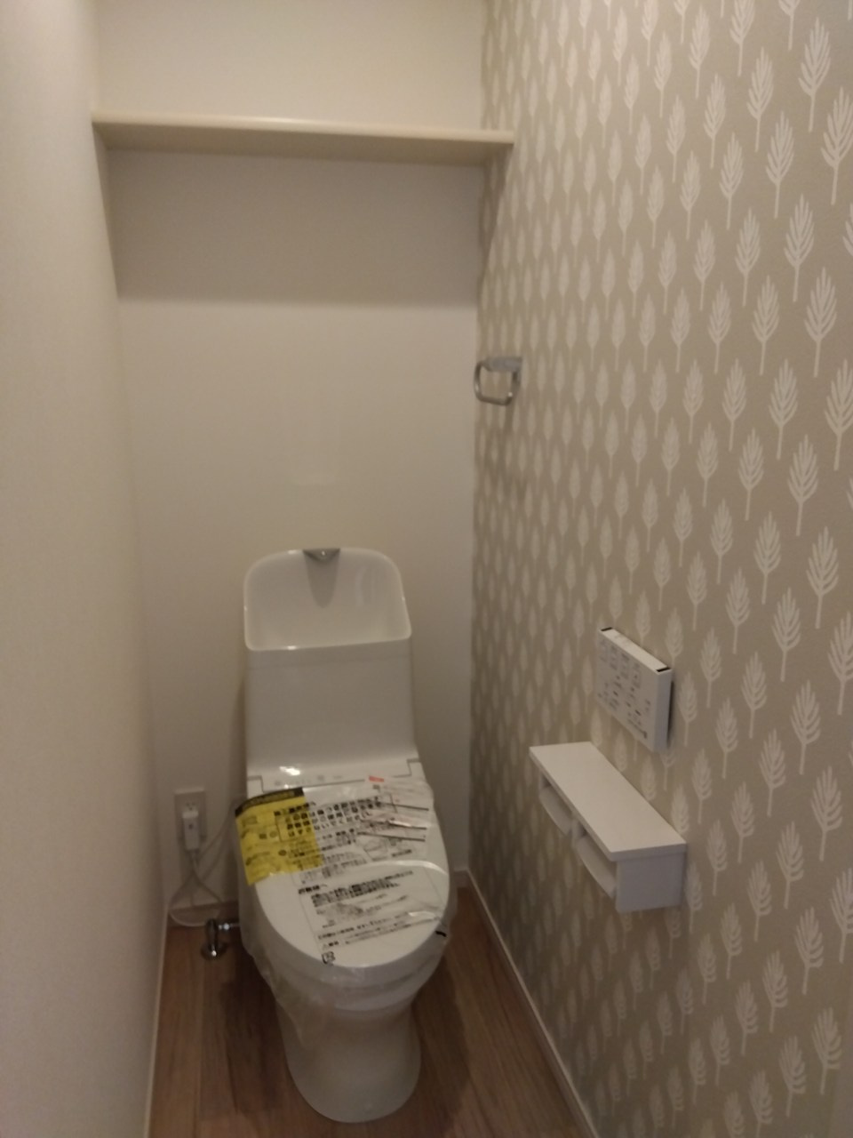 ※商談中※三沢市緑町　Ｂ棟のトイレ|温水洗浄便座付きのトイレ。棚を設けており、小物類もすっきり収納できます。