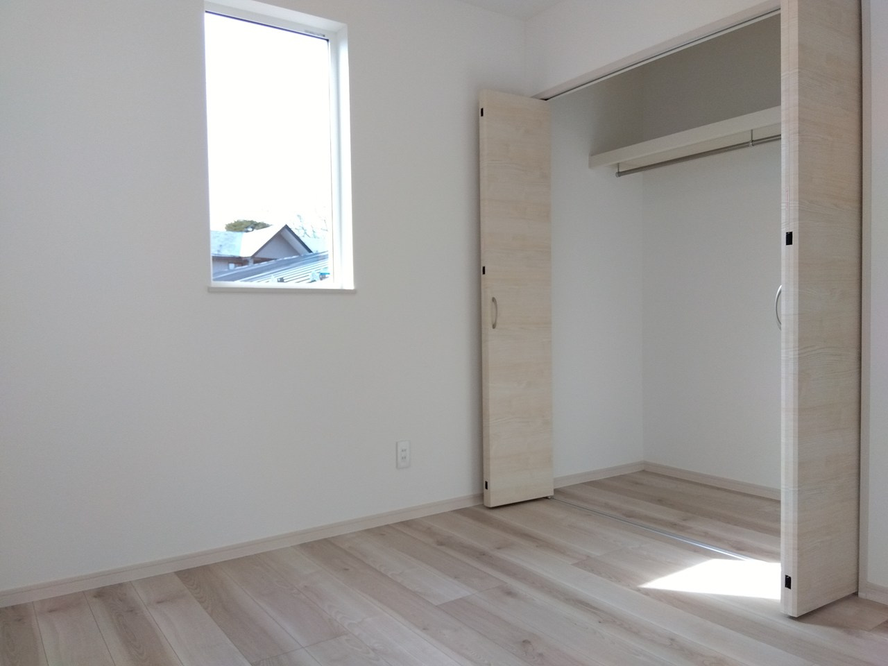 ※商談中※三沢市緑町　Ｂ棟の洋室|シンプルで落ち着いた雰囲気の洋室。
クローゼット付きで、すっきりとした空間を保てます。