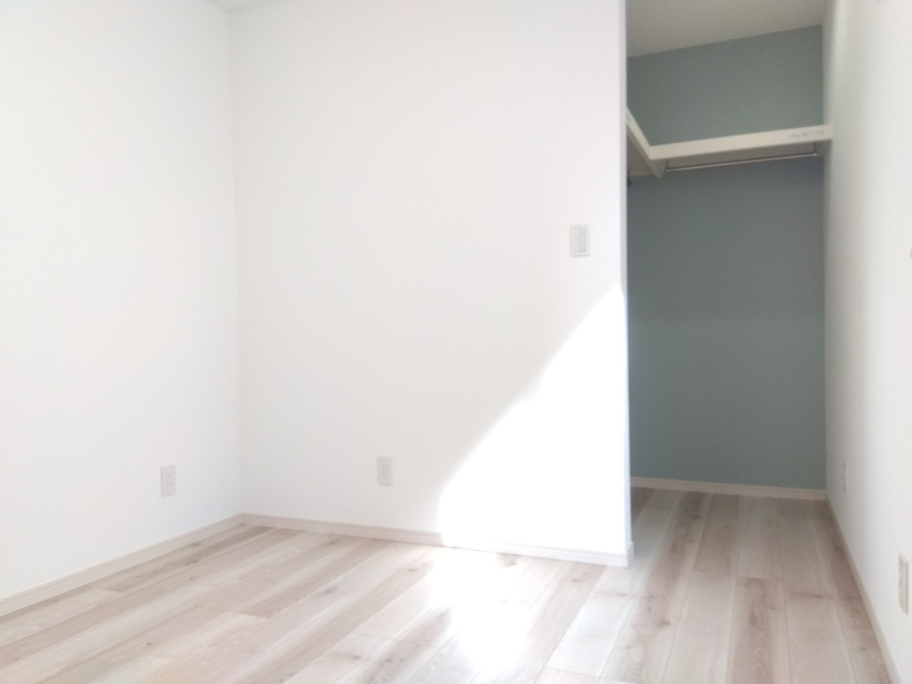 ※商談中※三沢市緑町　Ｂ棟の洋室|収納力のあるウォークインクローゼット付き洋室。
お部屋を広く使えるのも魅力です。