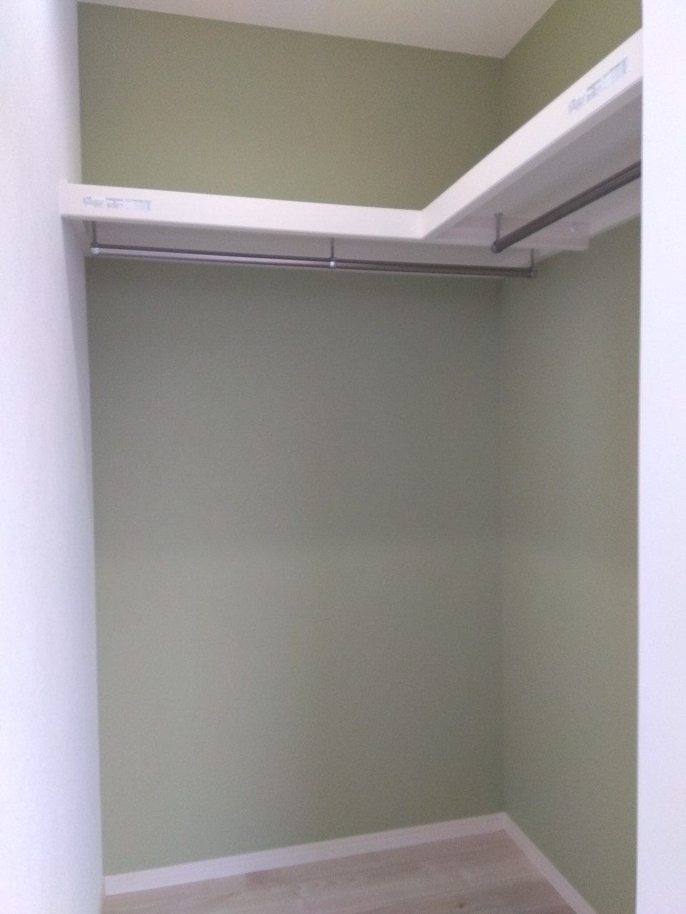 ※商談中※三沢市緑町　Ｂ棟の収納|WIC付き洋室。
収納力があり、お部屋を広く使えます。