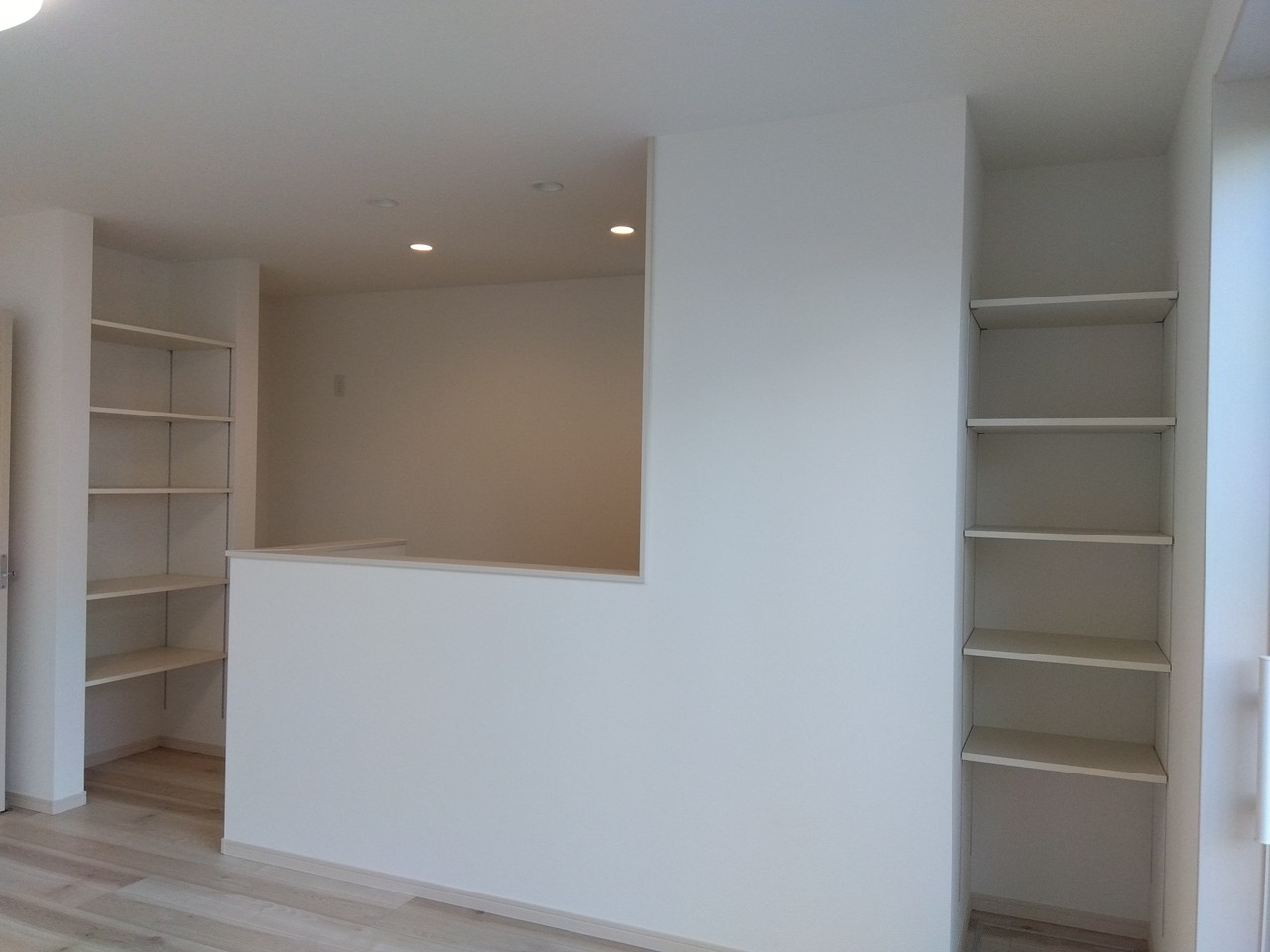 ※商談中※三沢市緑町　Ｂ棟の収納|リビングには、可動棚を設置。本や家族のお写真、趣味の物を置くことができます！