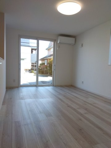 ※商談中※三沢市緑町　Ｂ棟の居間・リビング|リビング部分は、お子さまがのびのび過ごせるゆとりのある空間。
家族みんなでくつろげる、居心地の良いLDKです。