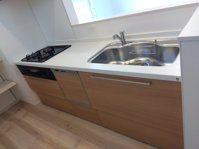 ※商談中※三沢市緑町　Ｂ棟のキッチン|使い勝手に配慮されたシステムキッチン。毎日の料理を快適にサポートします。すっきりとしたデザインで清潔感のある空間です。