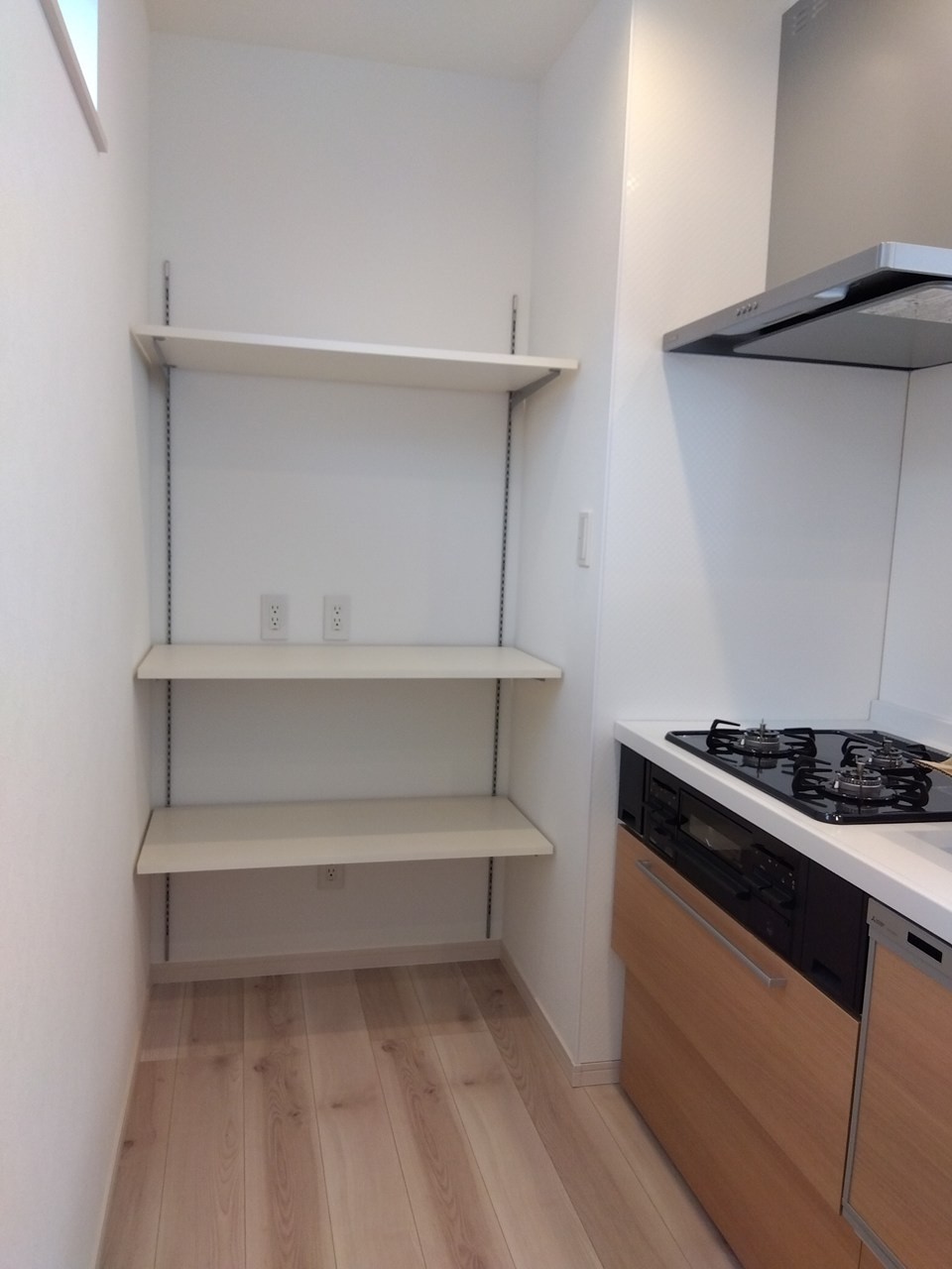 ※商談中※三沢市緑町　Ｂ棟の収納|キッチンスペースには可動棚を設置。
食品や調理器具などをすっきり収納でき、使い勝手の良い空間です。