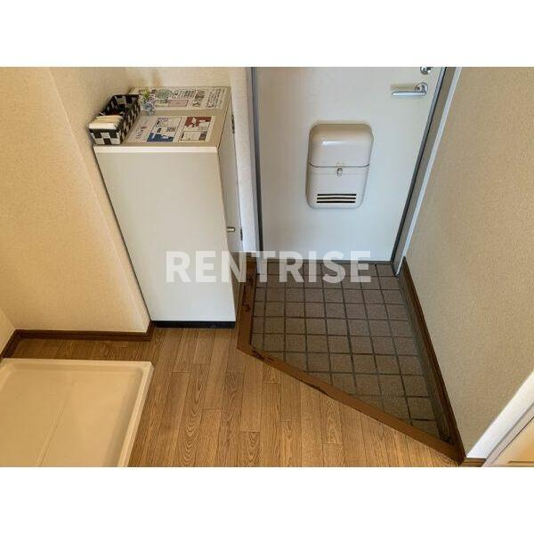 SurplusOneホープスの玄関