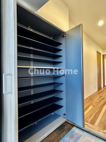 コンドミニアム葛西の玄関|【玄関】玄関には大型のシューズクローゼットを設置しておりますのでいつでもスッキリりとした空間を保てます。玄関周りを清潔に使うのはとても大事なことですよね。