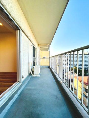 コンドミニアム葛西のバルコニー|【バルコニー】幅もあって、奥行きもあるゆとりのバルコニー。洗濯物を干したり乾かしたりだけでなく、ただ出てみるだけでも気持ちいいですよ。