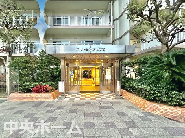 コンドミニアム葛西のエントランス|【エントランス】マンションのエントランスは、その物件の印象を決める、顔とも言える場所です。毎日通る場所ですからきれいなのが一番です。エントランス内はオートロックですので暮らしの安全も確保されています。