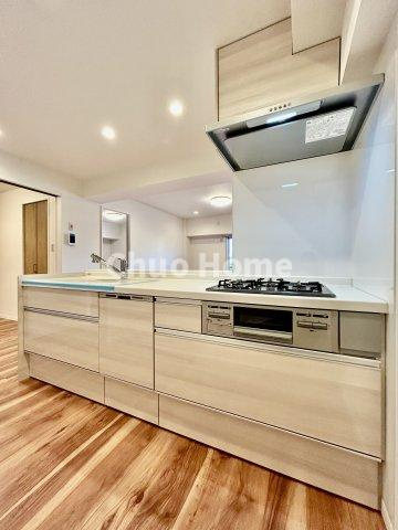 コンドミニアム葛西のキッチン|ワイドで収納豊富なシステムキッチン