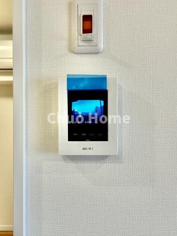 コンドミニアム葛西のセキュリティ|【モニターホン】誰が来たかすぐにわかるカラーモニター付きインターホン。通話ボタンを押すまでは室内の音は漏れていませんので相手を確かめてから応対できます。