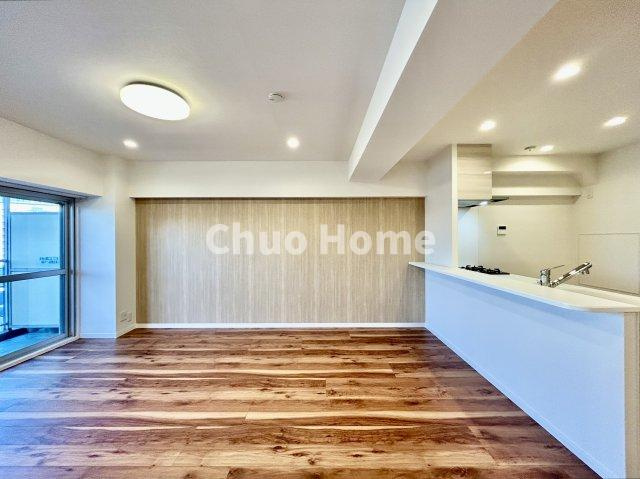 コンドミニアム葛西のキッチン|視界に広がりを生むオープンなキッチン。料理や片付けをしながら、家族との会話を楽しんだり、リビングで遊ぶ子どもを見守れます。ご見学時には家具の配置などもイメージしながらぜひご覧になって見て下さい。