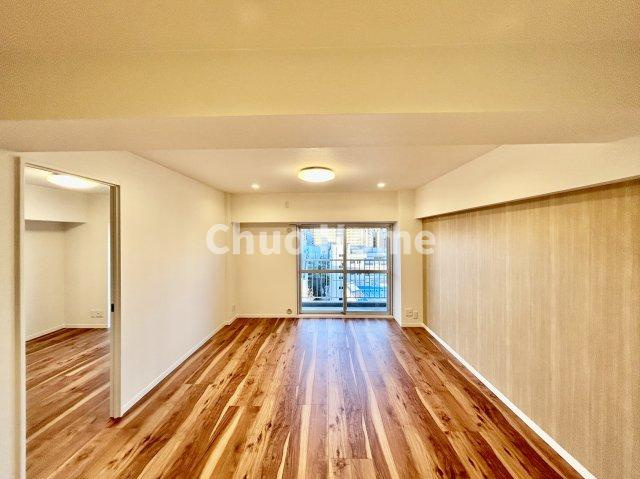 コンドミニアム葛西の居間・リビング|【リビングダイニング】一日の中で多くの時間を過すことになるリビングダイニングだからこそ、いつも穏やかな空間であることが必然。爽やかな通風と採光を存分に感じる事が出来る空間です。