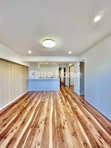 コンドミニアム葛西のダイニング|【ダイニング】忙しい朝でも、しっかり家族が揃って食事をして頂けるゆとりある大きさのダイニングスペース。奥様が作る手料理をカウンター越しに受けとって頂き、テーブルで囲む素敵な時間を存分に愉しんで下さい。