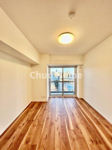 コンドミニアム葛西の寝室|【寝室】心と体をゆったりと安らげる主寝室。寝室のゆとりが大きい分だけ、暮らしの安らぎは深まります。一日の疲れを癒すだけでなく、ご夫婦の親密な語らいを紡ぎ出します