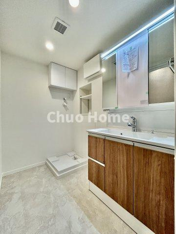 コンドミニアム葛西の脱衣所|【洗面所】明るい洗面所は朝をすっきりさせてくれる空間です。バタバタしている忙しい朝でも収納が多い洗面台では短い時間で効率良く支度ができます。