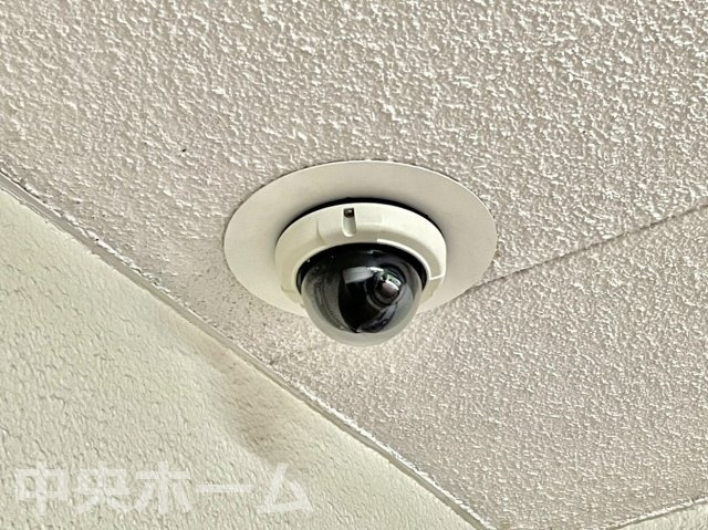 コンドミニアム葛西の防犯設備|【防犯カメラ】何かあった時の大事な証拠になることももちろんなりますが、防犯というくらいですので大事なのは防犯カメラがあることによって抑止力につながることですよね。