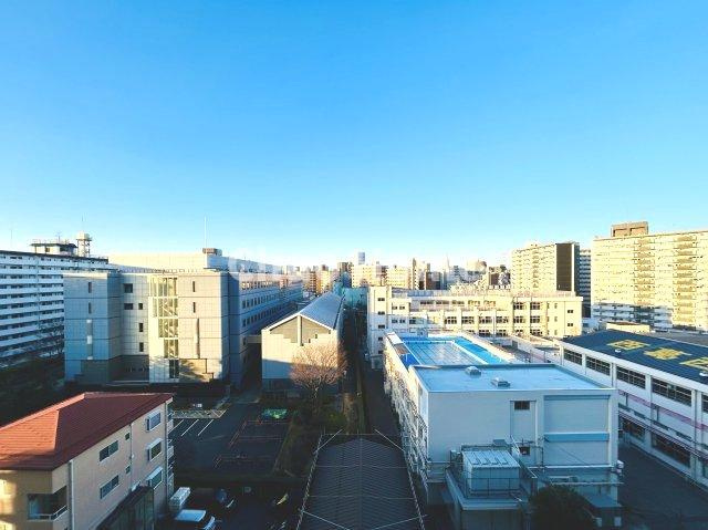 コンドミニアム葛西の展望|手を伸ばせば、ふれることが出来そうな環境が、そのままインテリアになったような印象です。その豊かな眺望にふさわしい空間には、通風・採光にも優れ、心地よい光と風があふれています