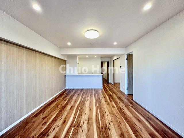 コンドミニアム葛西の居間・リビング|【居間・リビング】「ＬＤＫは家族団らんをデザイン」広いＬＤＫでは家族が集まり一緒の時間を過ごせる工夫がされております。何気ない一日の当たり前のひとコマがいつか一生の宝物になります