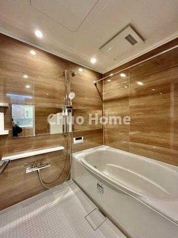 コンドミニアム葛西の浴室|【バスルーム】暖房換気乾燥機付きシステムバスルーム。暖房・冷風・換気・乾燥など、毎日を快適に過ごせるうれしい機能が揃っています。雨の日の洗濯物も安心です。