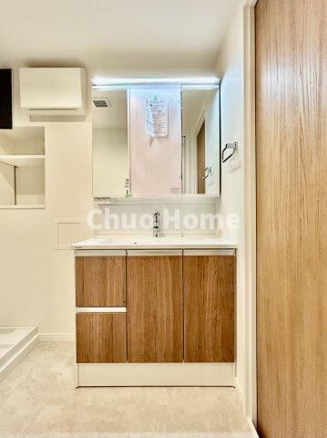 コンドミニアム葛西の独立洗面台|【洗面化粧台】洗面化粧台には三面鏡を採用。身だしなみを整えやすい事はもちろんですが、鏡の後ろに収納スペースを設ける事により、散らかりやすい洗面スペースをすっきりさせる事が出来るのも嬉しいですね