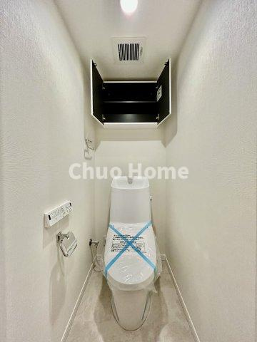 コンドミニアム葛西のトイレ|【トイレ】 収納スペースをしっかりと確保した温水洗浄便座機能付きトイレ。温水洗浄便座は清潔にお使いいただくための大切なアイテムです。