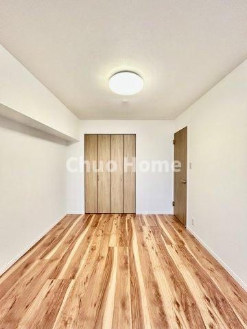 コンドミニアム葛西の洋室|【洋室】快適に過ごす条件は、一人ひとり違います。だからこそ飾り過ぎないシンプルな内装と偏り過ぎないデザインで統一しております。居住していく中でオーナー様だけの【マイホーム】に創り上げて下さい