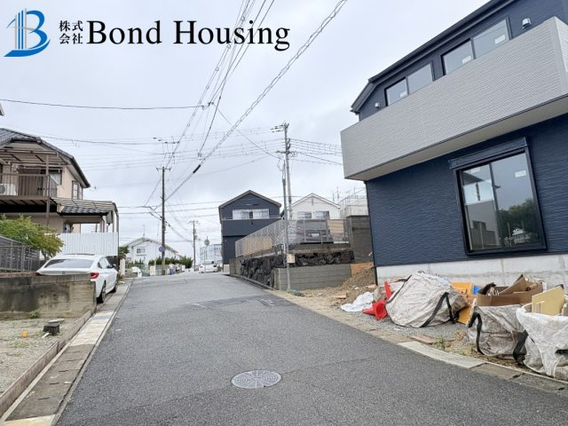LDK広々と19帖超え　長期優良住宅　西区今寺　新築戸建の前面道路含む現地写真