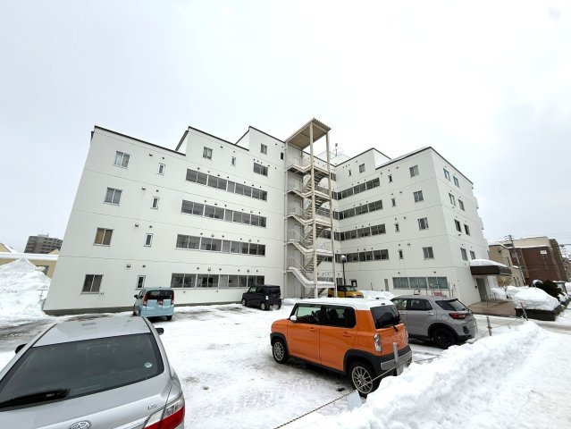 チュリス月寒の駐車場