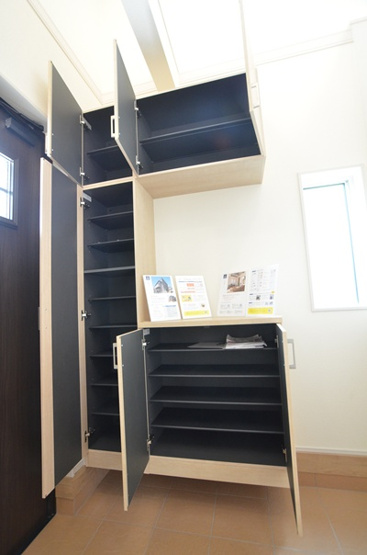 【玄関】 | 綾瀬市綾西1丁目　新築戸建て　全１棟【仲介手数料無料】