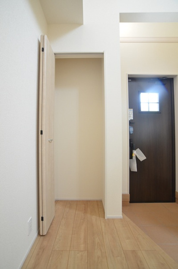 【玄関】 | 綾瀬市綾西1丁目　新築戸建て　全１棟【仲介手数料無料】