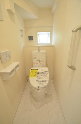【トイレ】 | 綾瀬市綾西1丁目　新築戸建て　全１棟【仲介手数料無料】 | 1階