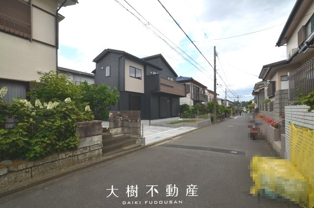 【前面道路含む現地写真】 | 綾瀬市綾西1丁目　新築戸建て　全１棟【仲介手数料無料】