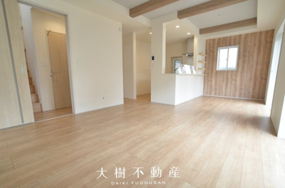 【居間・リビング】 | 綾瀬市綾西1丁目　新築戸建て　全１棟【仲介手数料無料】