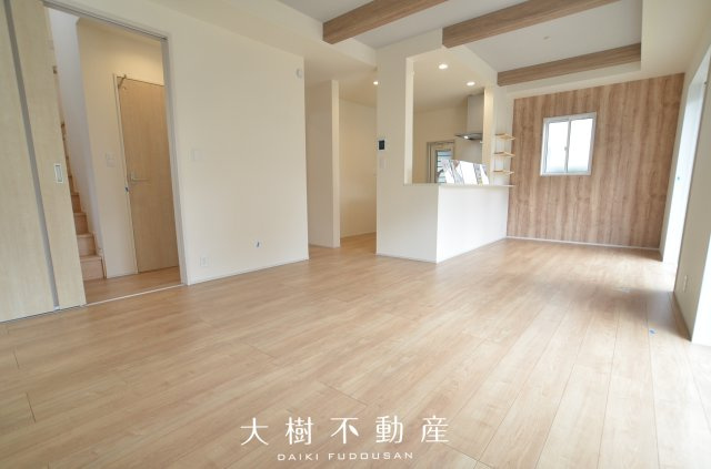 【居間・リビング】 | 綾瀬市綾西1丁目　新築戸建て　全１棟【仲介手数料無料】