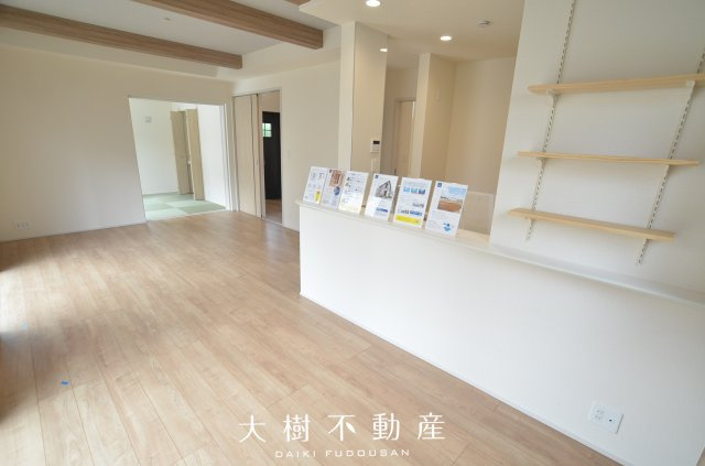 【居間・リビング】 | 綾瀬市綾西1丁目　新築戸建て　全１棟【仲介手数料無料】